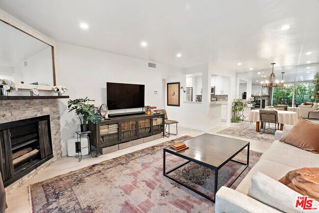 Building Photo - 838 S Barrington Ave