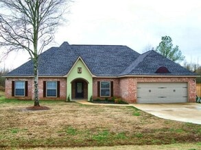 Building Photo - 411 Delia Dr