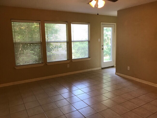 Building Photo - 701 Live Oak Dr