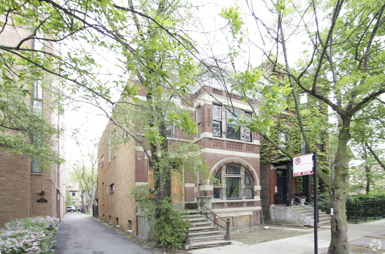 Primary Photo - 2329 N Geneva Ter