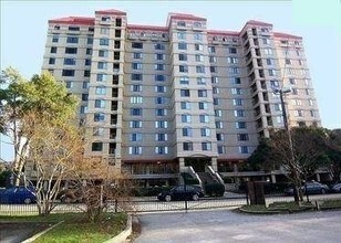 Building Photo - 1600 Park Cir