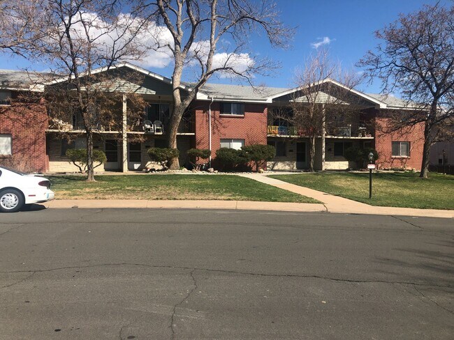 Building Photo - 2 bed, 1.5 bath townhome with covered parking