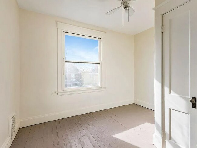 Foto del edificio - Spacious 4-Bed Gem in Prime Cincinnati Location – Freshly Updated!