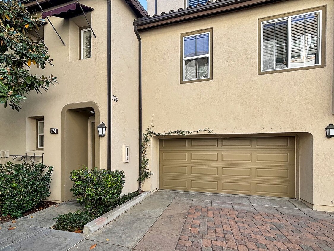 Primary Photo - Stunning 3-Bedroom Home in Gated Irvine Co...