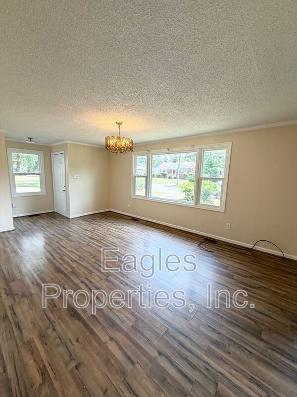 Building Photo - 605 S Oleander Ave