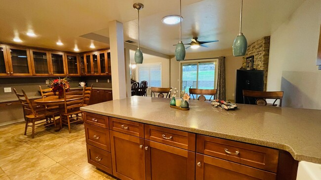 Building Photo - 4 Bedroom South Redlands Gem Waiting For Y...