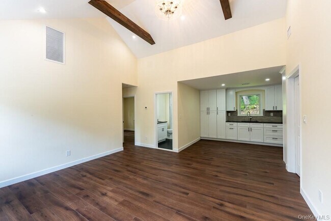 Foto del edificio - 745 Peekskill Hollow Rd