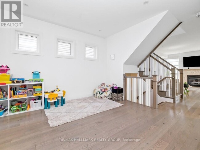 Building Photo - 539 Compass St