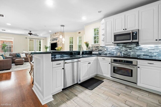 Building Photo - 4 br, 3.5 bath Townhome - 1028 E Heritage ...