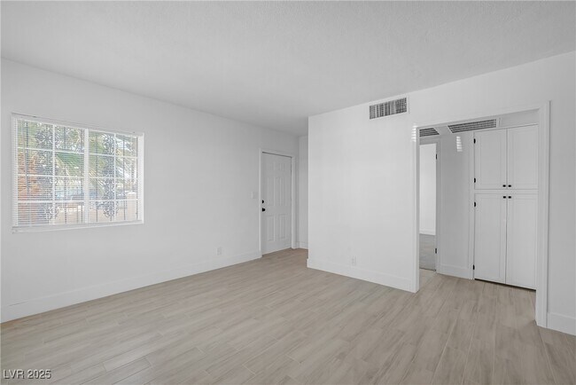 Building Photo - 1608 E McDonald Ave