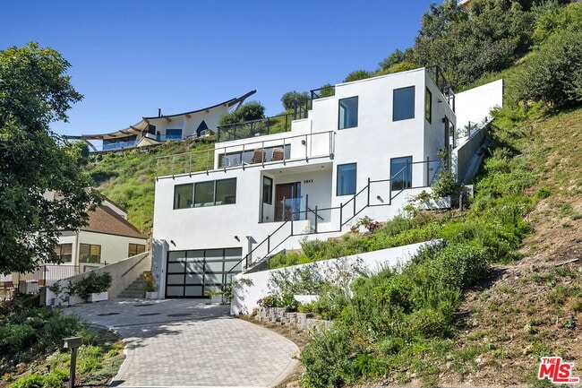 Building Photo - 3843 Rambla Pacifico St