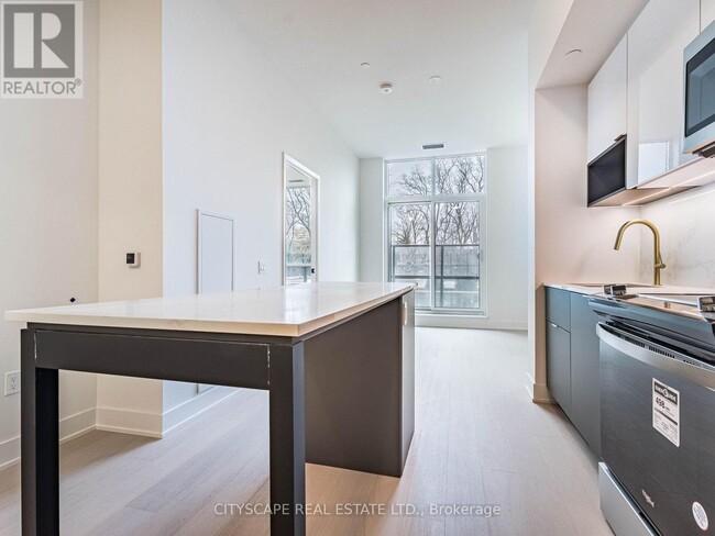 Photo du bâtiment - 204-204 Burnhamthorpe Rd E