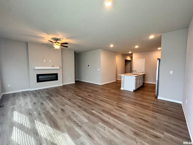 Building Photo - 709 E Bear Dr