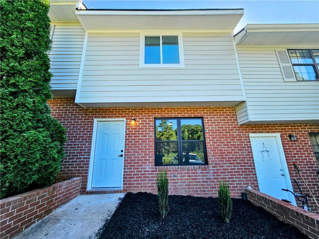 Foto principal - 3759 Oakwood Hills Dr