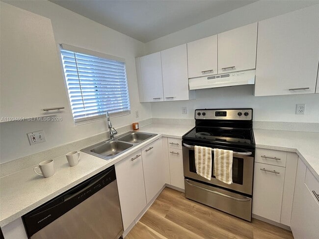 Building Photo - 6255 SW Kendale Lakes Cir