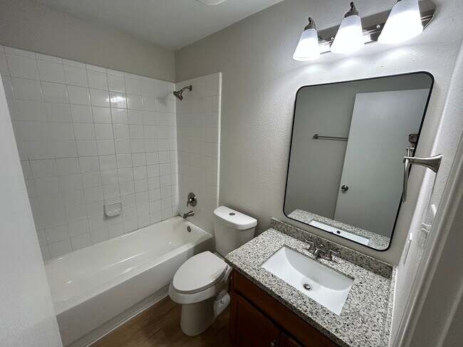 Bathroom between Front and Middle Bedroom - 16782 Fallen Timbers Dr