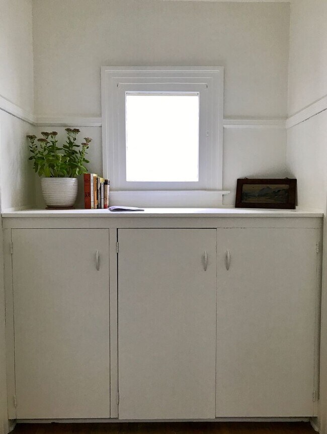 Foto del edificio - Charming N. Portland Arbor Lodge Apartment...