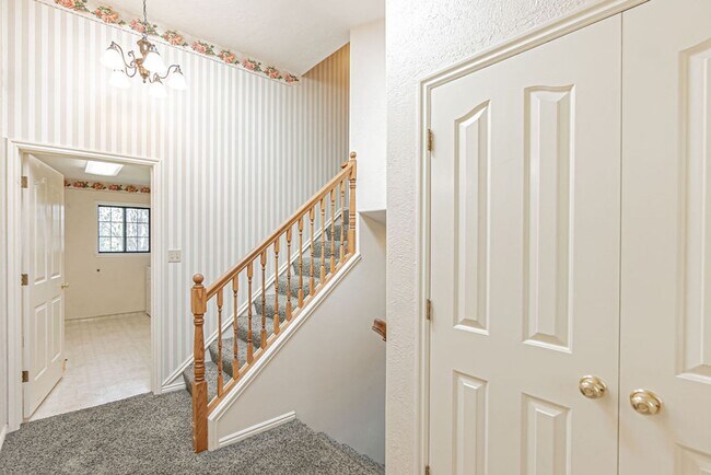 Building Photo - **Charming 3-Bed, 2.5-Bath Home in Idaho F...
