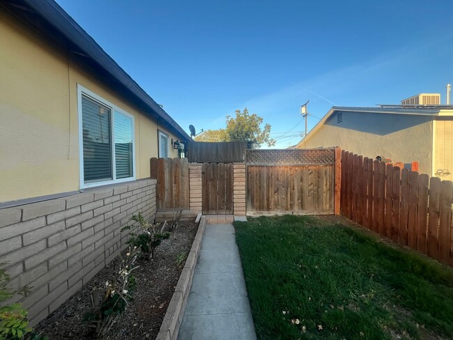 Building Photo - 105 Lombardy Ln