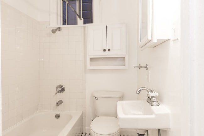 Building Photo - 12 Rausch St