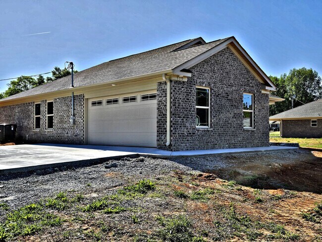 Building Photo - BRAND NEW HOUSE for RENT Hartselle 3BR
