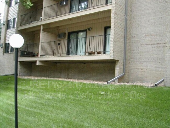 Building Photo - 5627 Green Cir Dr