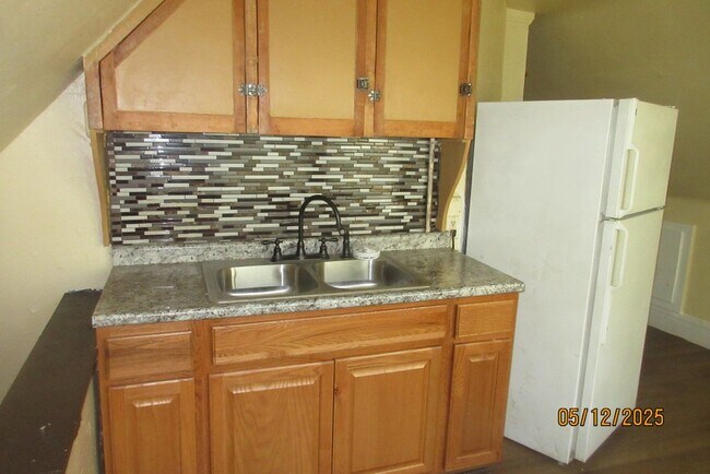 kitchen - 1609 Holyrood Rd