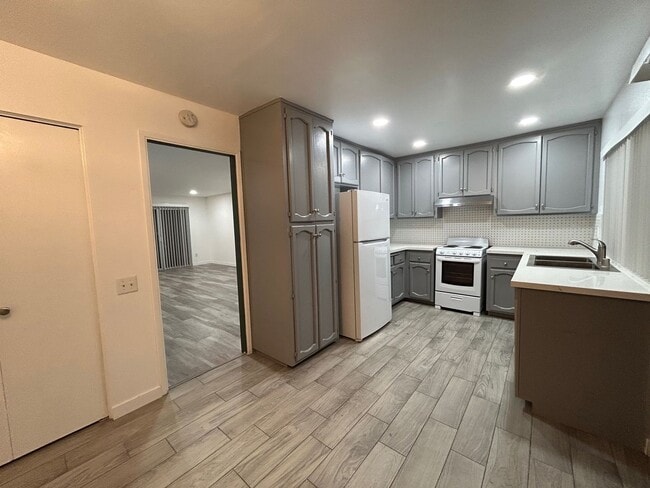 Building Photo - 4 bedroom Townhome for Rent in Rancho Bern...