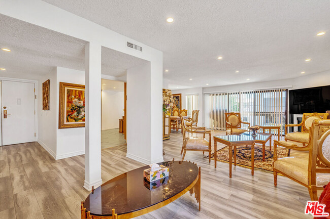 Foto del edificio - 4542 Willis Ave
