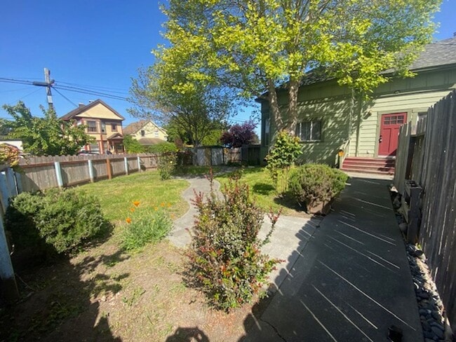 Building Photo - 1021 E St