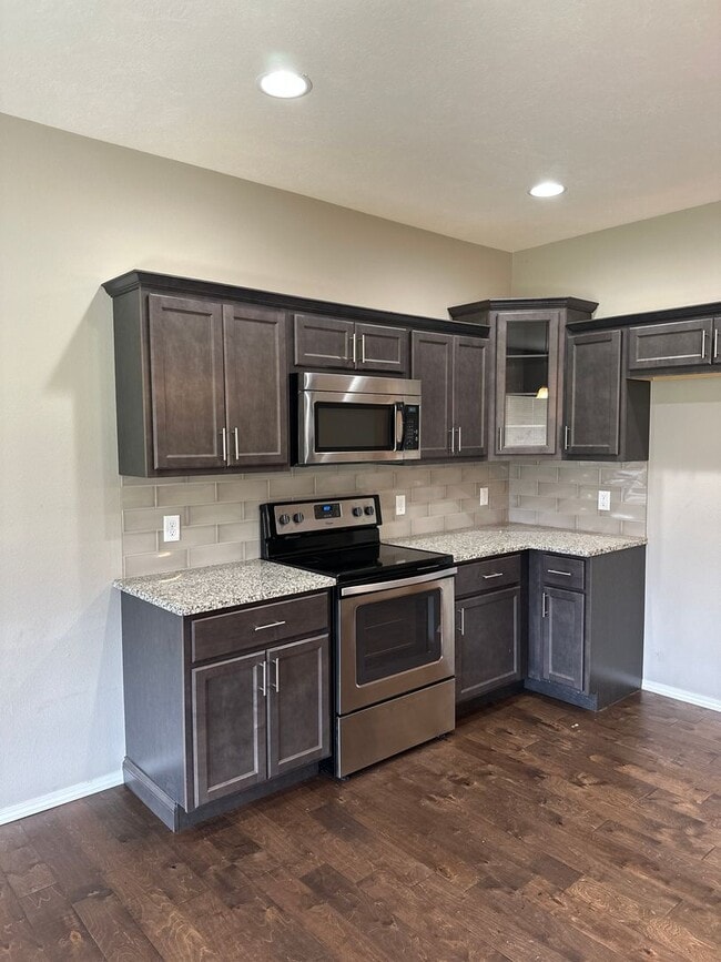 Building Photo - Stunning 4 Bedroom Rental Home!