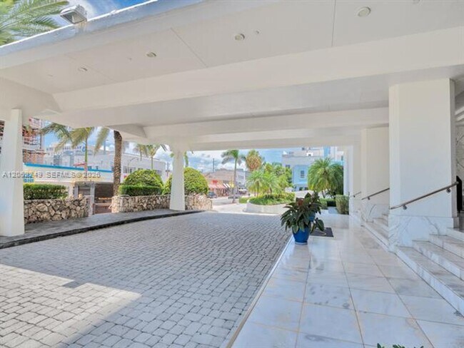 Foto del edificio - 6917 Collins Ave