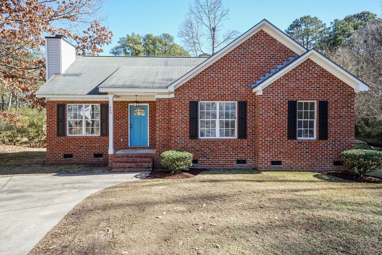 Foto principal - Three Bedroom Home!
