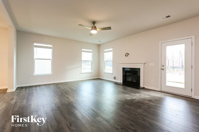 Building Photo - 550 Hillpark Ln