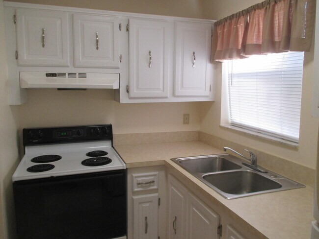 Building Photo - 141 Lake Carol Dr