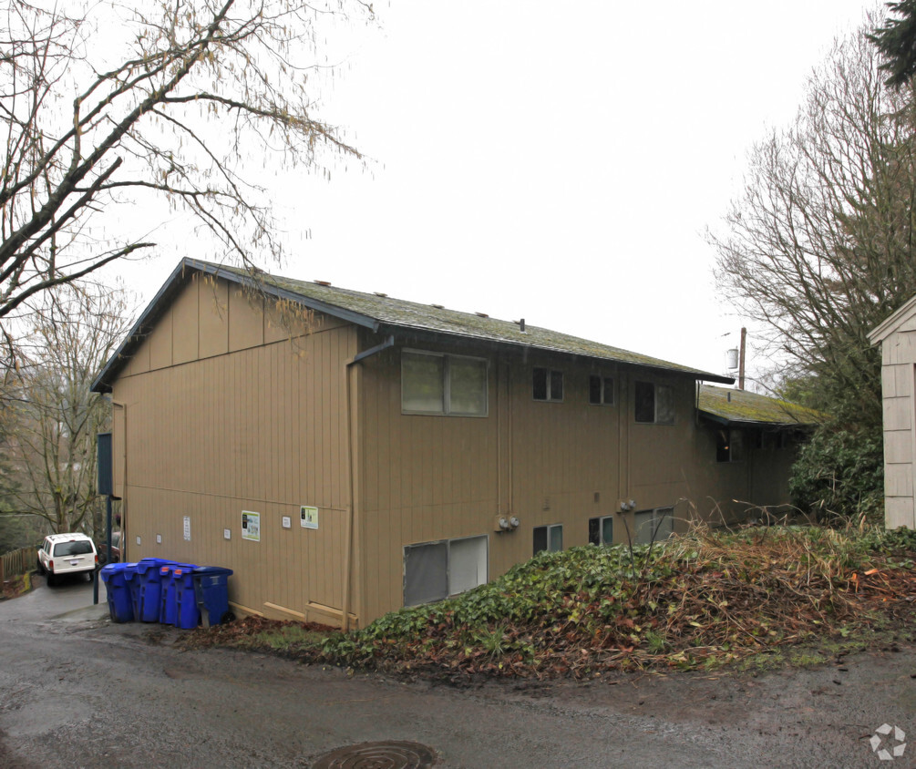 Building Photo - Maple Tree Lane