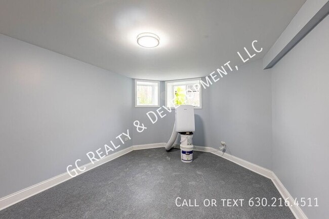 Building Photo - 6433 S Vernon Ave