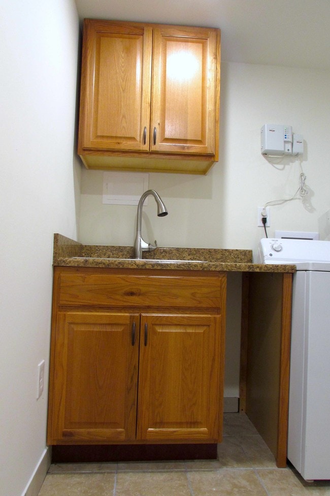 Kitchen sink/granite counters - 8 Templar Ct