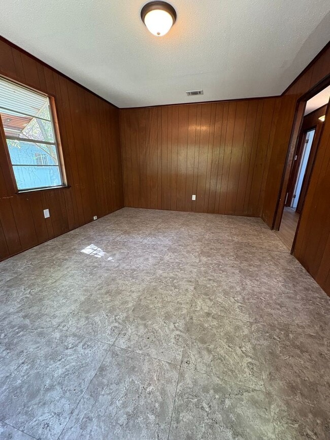 Building Photo - Cozy 3 bedroom/1 bath house!