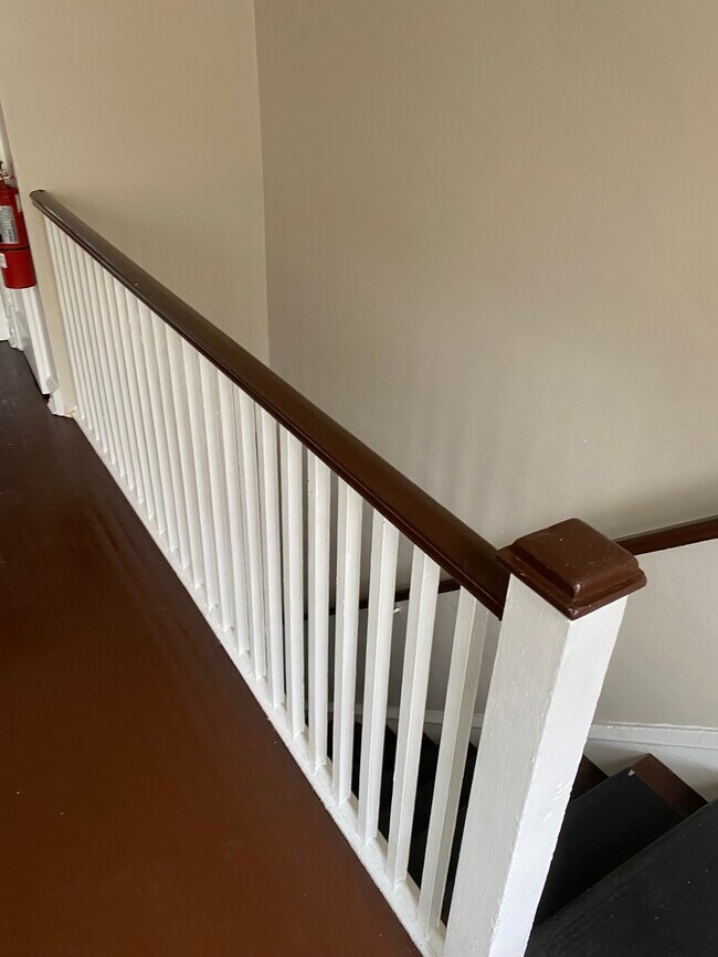 Escalera que sube al apartamento - 114 E Main St
