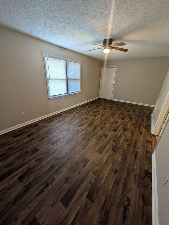 Foto del edificio - Lower Level 1BD/1BA Apartment in Westmont Apartments