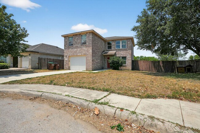 Building Photo - Charming Home with Large Living Room & Ext...