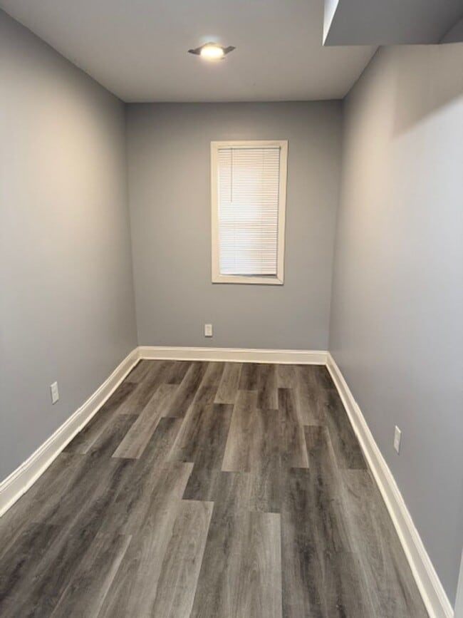 Building Photo - Recently rehabbed townhouse available in W...