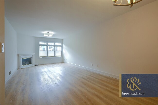 Building Photo - 162 Caselli Ave