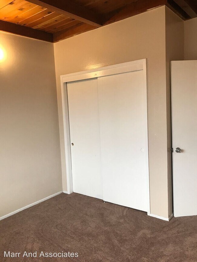 Building Photo - 2 br, 1 bath Apartment - 9300 Bancroft Ave