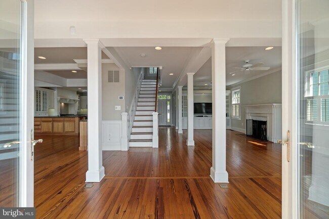 Building Photo - 611 Creek View Ave