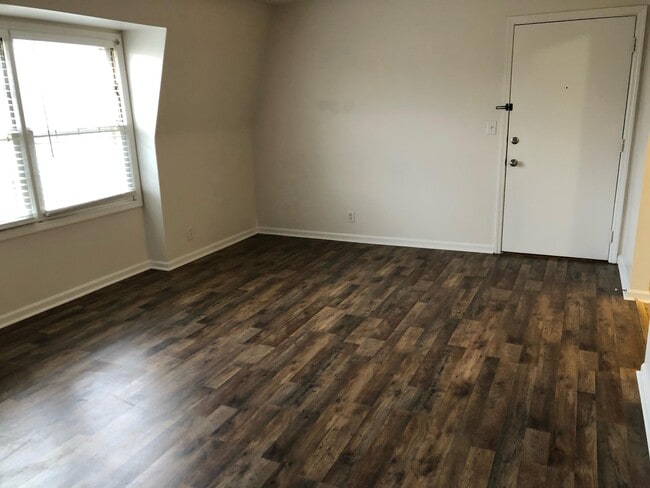 Building Photo - 904 Plaza Dr