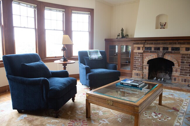 Living room/eastern facing/beautiful morning light - 76 Fair Oaks St