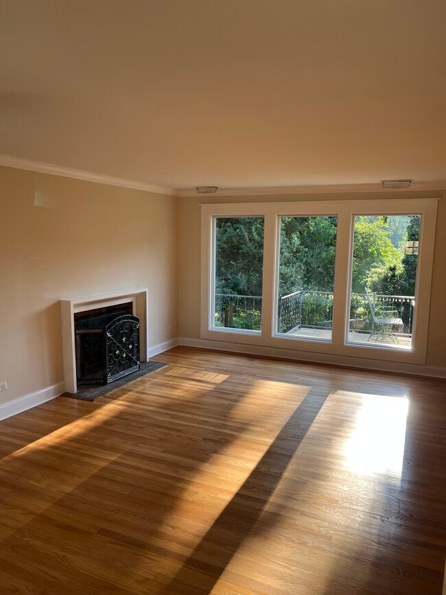 Living Room - 2318 Crestmont Ave