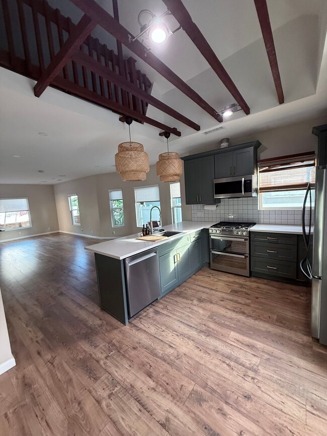 Building Photo - Charming 2BR / 2BATH House in Long Beach -...